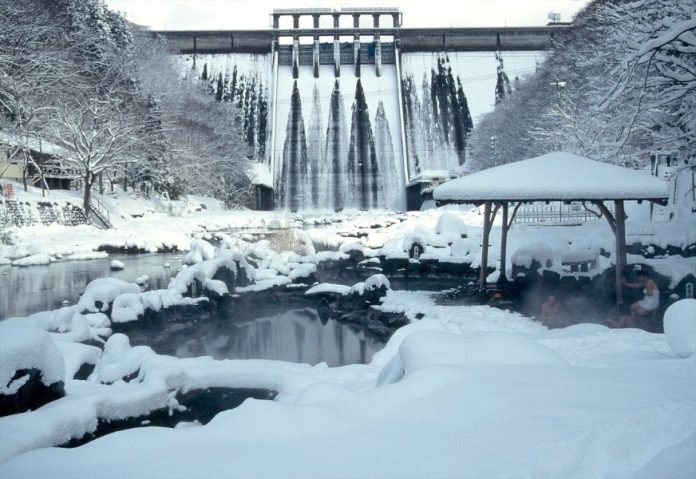Yubara-Onsen-Okayama Spring in Japan, Winter in Maldives: Reisezeit Pages Compare